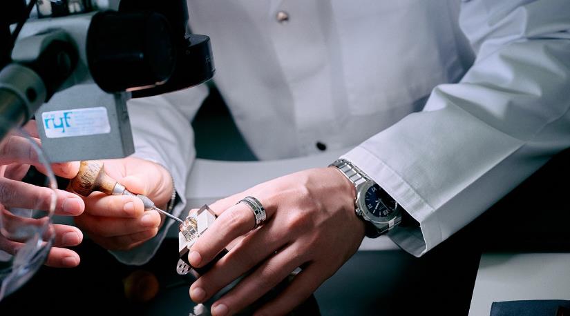 蕭邦品牌大使朱一龍參觀品牌工坊探秘卓越匠藝與至臻美學(圖) 蕭邦品牌大使朱一龍參觀品牌工坊探秘卓越匠藝與至臻美學(圖)