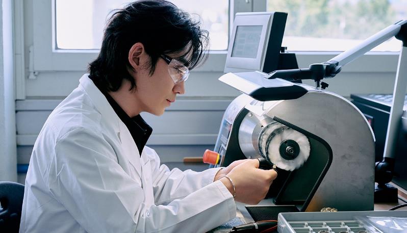 蕭邦品牌大使朱一龍參觀品牌工坊探秘卓越匠藝與至臻美學(xué)